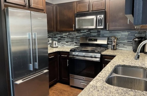 East Riverside - Oltorf House | Duplex type 3 story Townhouse-3 mins to downtown!