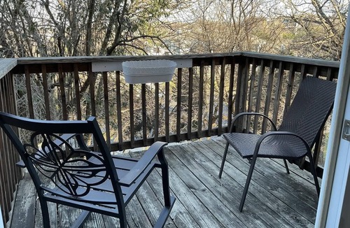 East Riverside - Oltorf House | Duplex type 3 story Townhouse-3 mins to downtown!