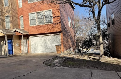East Riverside - Oltorf House | Duplex type 3 story Townhouse-3 mins to downtown!