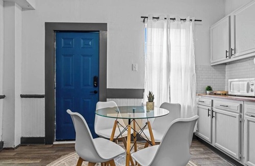 Portsmouth Apartment | Duplex w/fast Wi-Fi & stocked kitchen