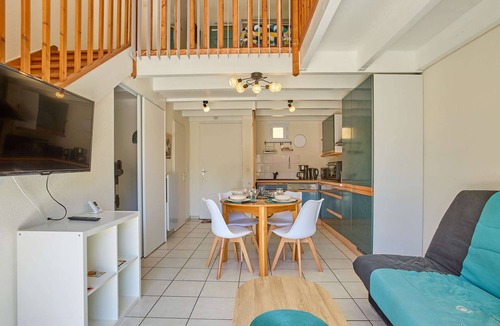 Barbotan-les-Thermes Apartment | Duplex with shared pool, private garden and WiFi