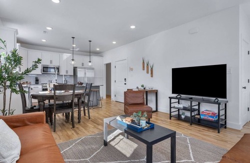 Mosby Apartment | Duplex with Balcony: Spacious Dog-Friendly Oasis!