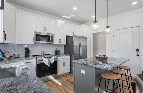 Mosby Apartment | Duplex with Balcony: Spacious Dog-Friendly Oasis!