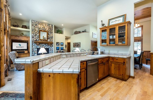 Deer Park House | DUTC12 - Dog loving home with A/C, Hot Tub