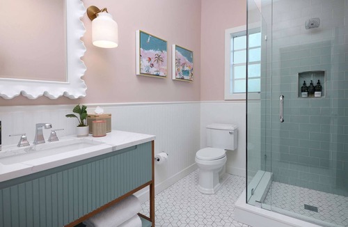 Uptown - Upper Duval Hotel | Duval Street Stay + Free Breakfast, Pool & Spa