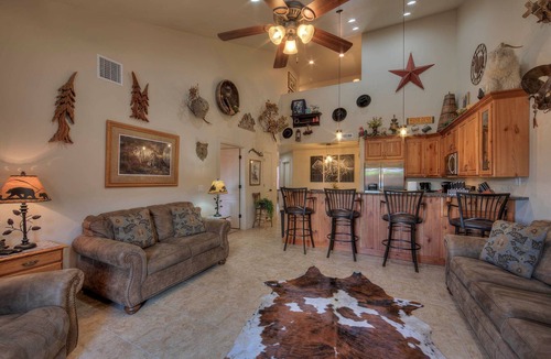 Moab South Valley House | DW6 Private Hot Tub, En-Suite Bathroom for Each Bedroom, Near Arches Park!