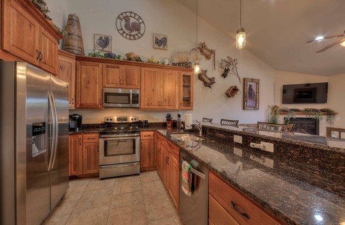 Moab South Valley House | DW6 Private Hot Tub, En-Suite Bathroom for Each Bedroom, Near Arches Park!