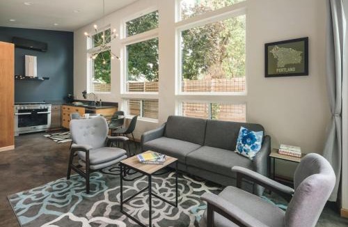 Brentwood-Darlington Villa | Dwell Upscale Woodstock Retreat Walk to Dining