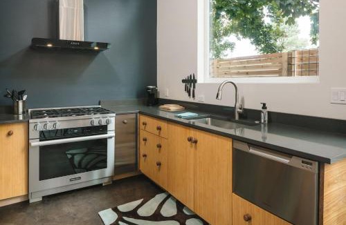 Brentwood-Darlington Villa | Dwell Upscale Woodstock Retreat Walk to Dining