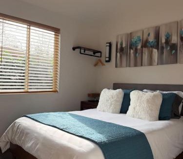Brentwood-Darlington Villa | Dwell Upscale Woodstock Retreat Walk to Dining