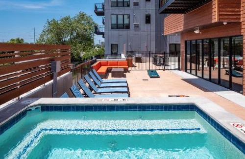 Downtown Des Moines Apartment | Dwntwn 1BR Haven - Hot Tub!