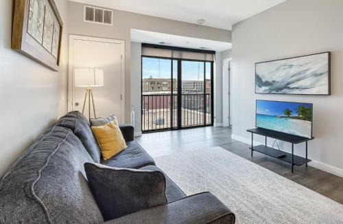 Downtown Des Moines Apartment | Dwntwn 1BR Haven - Hot Tub!