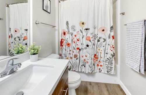 Downtown Des Moines Apartment | Dwntwn 1BR Haven - Hot Tub!