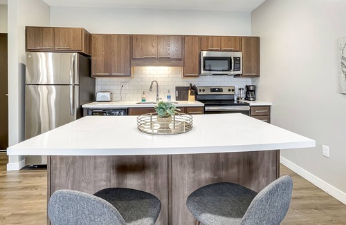 Downtown Des Moines Apartment | Dwntwn 1BR Haven - Hot Tub!