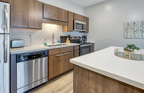 Downtown Des Moines Apartment | Dwntwn 1BR Haven - Hot Tub!