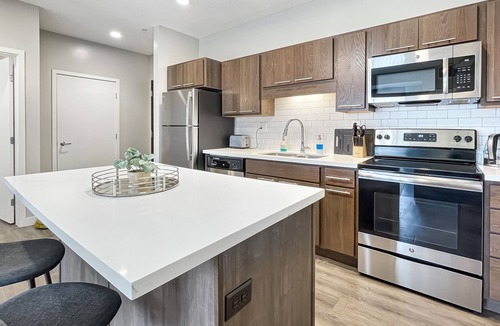 Downtown Des Moines Apartment | Dwntwn 1BR Haven - Hot Tub!