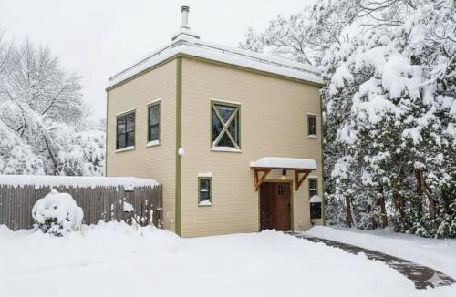 Old North End House | Dwntwn home, Prvt Rooftop and Soaking Tub!