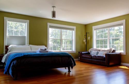 Old North End House | Dwntwn home, Prvt Rooftop and Soaking Tub!