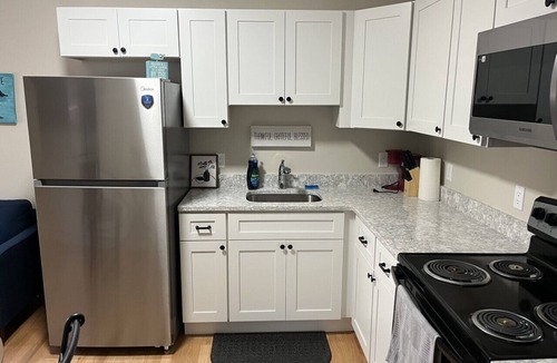 Beverly Apartment | Dwtn Apt~King Beds~Mins to Salem