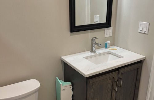 Beverly Apartment | Dwtn Apt~King Beds~Mins to Salem