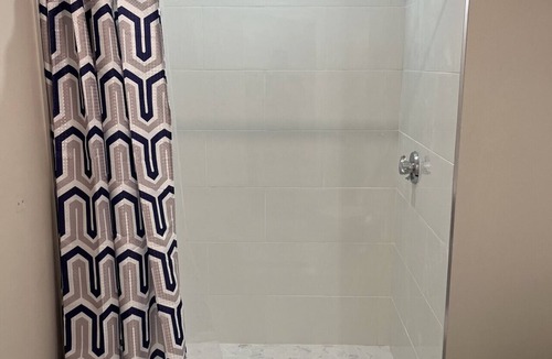 Beverly Apartment | Dwtn Apt~King Beds~Mins to Salem