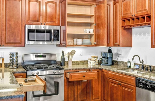 Gateway District Apartment | E. 4th St Loft | Steps to Cavs & House of Blues