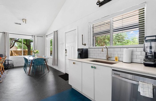 Rosewood House | E. Austin Family Hangout! Pool & BBQ -Fully fenced