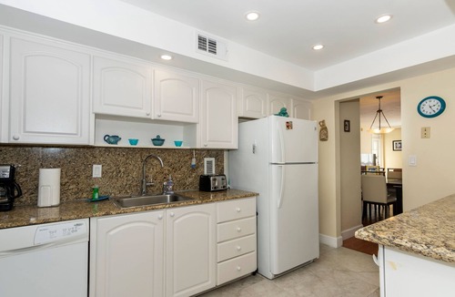 Hollywood South Central Beach Condo | E - Beautiful beachfront property with pool! (Partial Ocean Views)