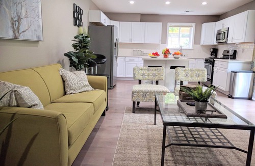 Mann Apartment | E John Street Apartment: UNIT B