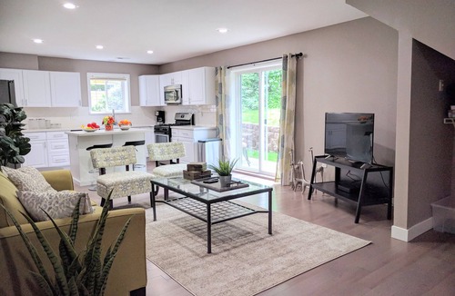 Mann Apartment | E John Street Apartment: UNIT B