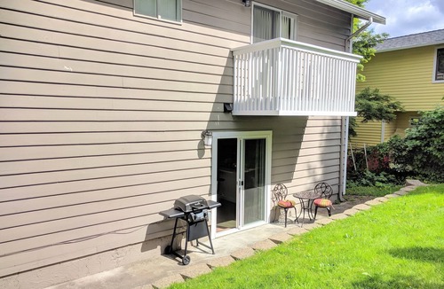 Mann Apartment | E John Street Apartment: UNIT B