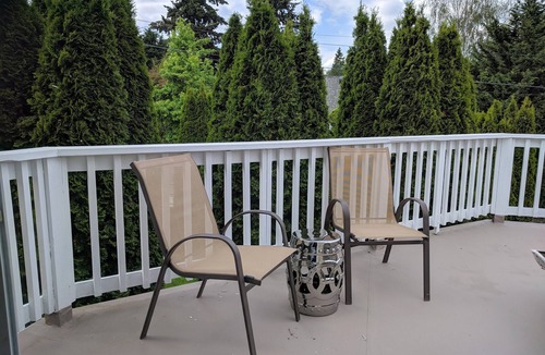 Mann Apartment | E John Street Apartment: UNIT B
