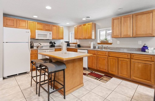 East Rochester House | E. Rochester Darling - Sleeps 6!