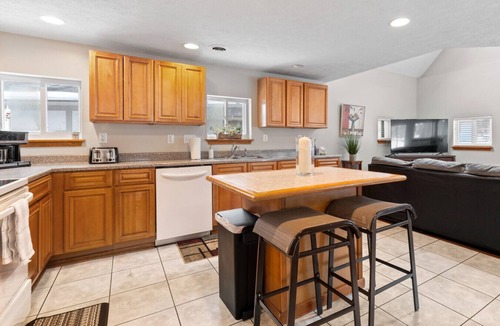 East Rochester House | E. Rochester Darling - Sleeps 6!