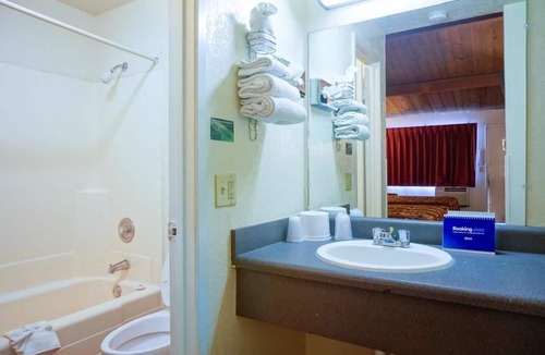 Newark Hotel | E-Z 8 Motel Newark