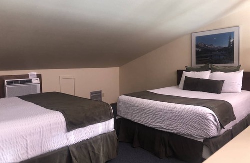 Wapato Point Apartment | E3 Poolside and Mountain Views