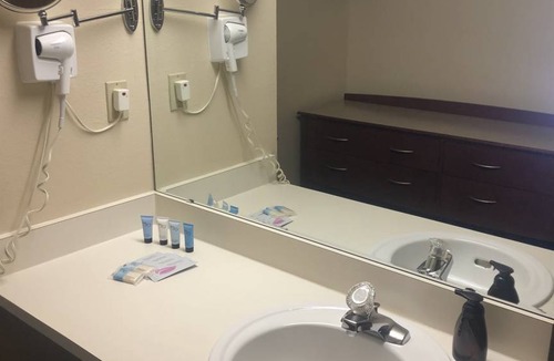 Wapato Point Apartment | E3 Poolside and Mountain Views