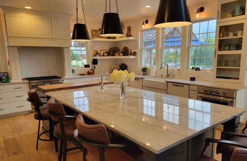 Neenah House | EAA Rental 6 bed 5 bath
