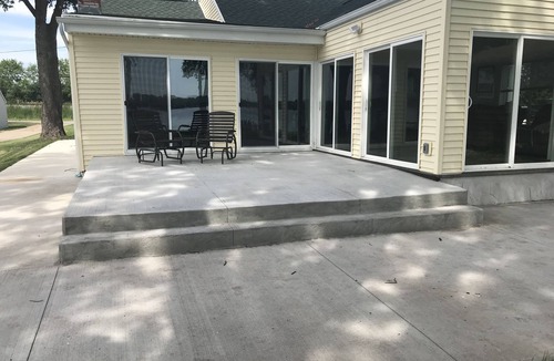 Neenah House | EAA Rental Available - Gorgeous Water Front Property - 25 min from EAA