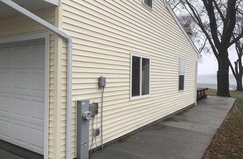 Neenah House | EAA Rental Available - Gorgeous Water Front Property - 25 min from EAA