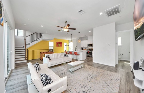 Greater Third Ward House | EaDo 3bd 3.5ba Townhome with Rooftop Patio & Dry Bar - 5 Mins from Daikin Park