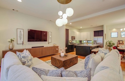 East Downtown Houston House | Eado Elegance: Modern Retreat, Walk to Bars & Main Event Venues!