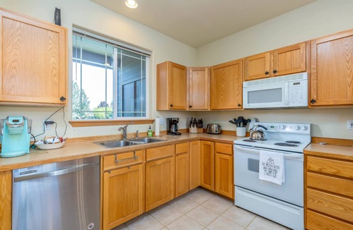 Redmond House | Eagle Crest Getaway w/Hot Tub & Golf Views