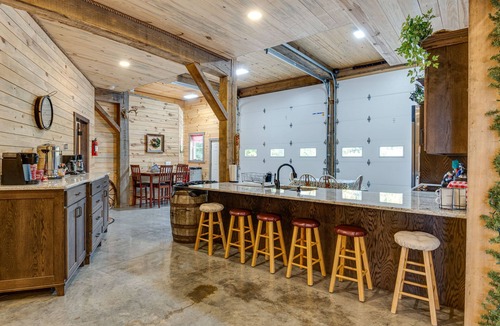 Huron Cabin | 'Eagle Crest Lodge' - Large Group Getaway!