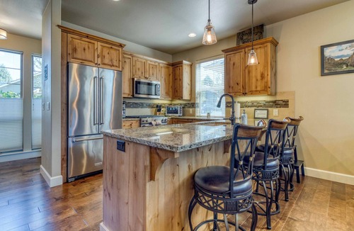 Redmond House | ⭑ Eagle Crest Retreat ⭑ Indoor Pool Access Bikes Patio Loft