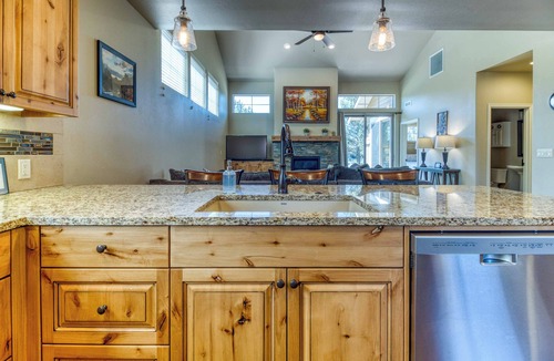 Redmond House | ⭑ Eagle Crest Retreat ⭑ Indoor Pool Access Bikes Patio Loft