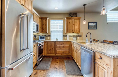 Redmond House | ⭑ Eagle Crest Retreat ⭑ Indoor Pool Access Bikes Patio Loft