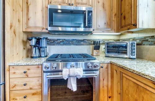Redmond House | ⭑ Eagle Crest Retreat ⭑ Indoor Pool Access Bikes Patio Loft