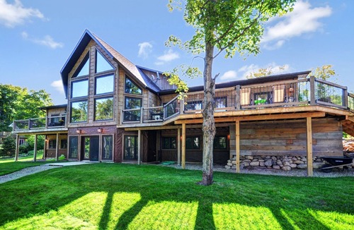 Eagle Lake Cottage | Eagle Lake Executive Retreat – Luxury Haliburton Lakefront Getaway