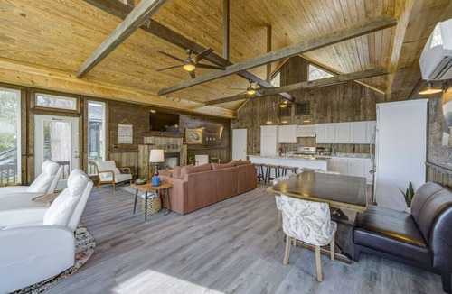 Sondheimer House | Eagle Lake Retreat - Lakefront/EV/AC/Vicksburg MS